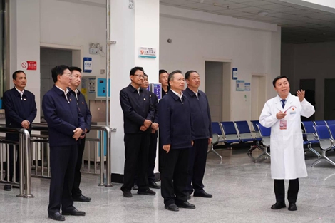 在阿里書(shū)寫(xiě)陜西醫(yī)者擔(dān)當(dāng)——記陜西省第十批“組團(tuán)式”援藏醫(yī)療隊(duì)領(lǐng)隊(duì)張小剛